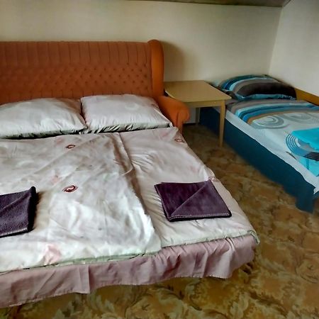 Vadkacsa Apartmanhaz Medencevel Zamardi Ngoại thất bức ảnh